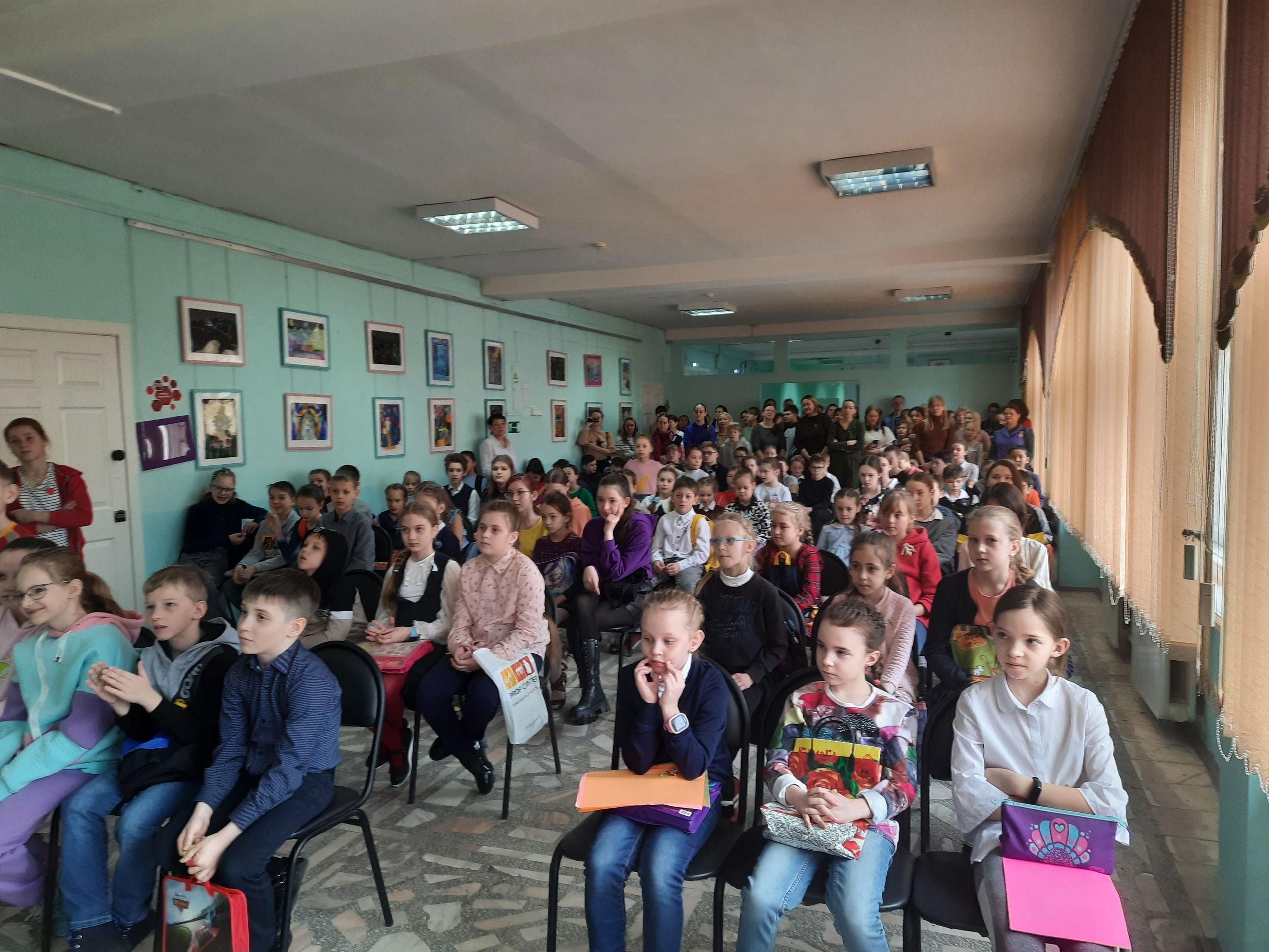 Krasnoyarsk_origami_olympiad_participants.jpg