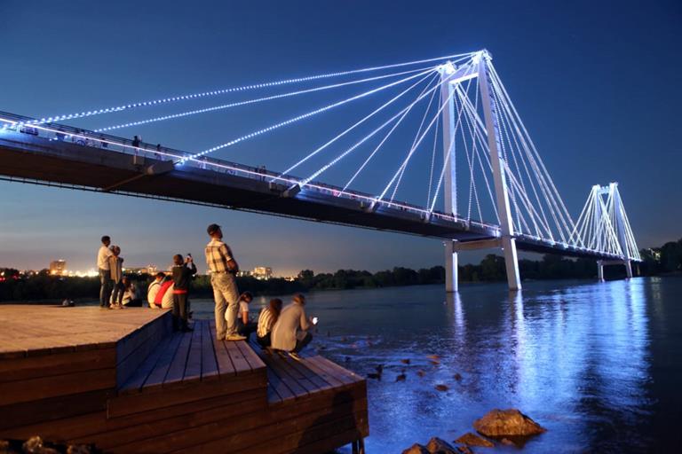 Light and music show_Krasnoyarsk_Vinogradovsky Bridge.jpg