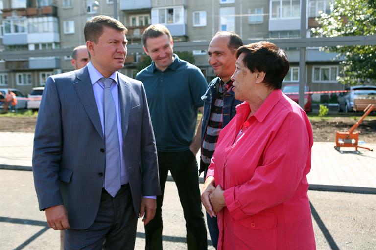 Mayor Eremin inspects sports facilities on the right bank_citizens reaction.jpg
