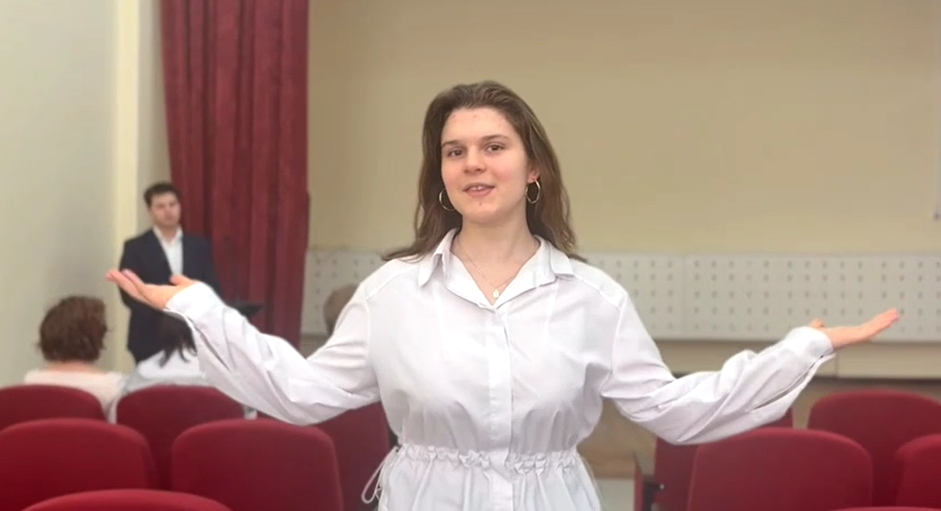 Из презентации_актовый зал.png