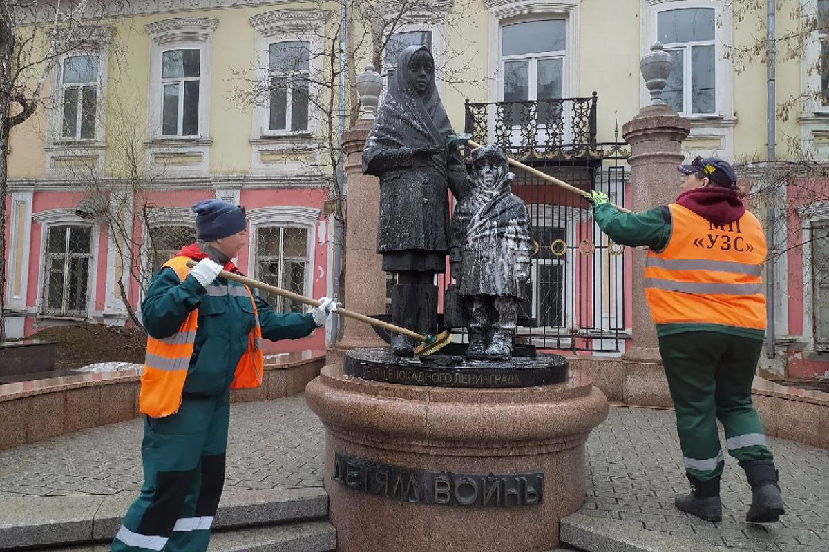 Оранжерея узс красноярск. Озеленители высаживают цветы. Управление зеленого хозяйства в красноярске. Мп узс. Управление зелёного строительства красноярск.