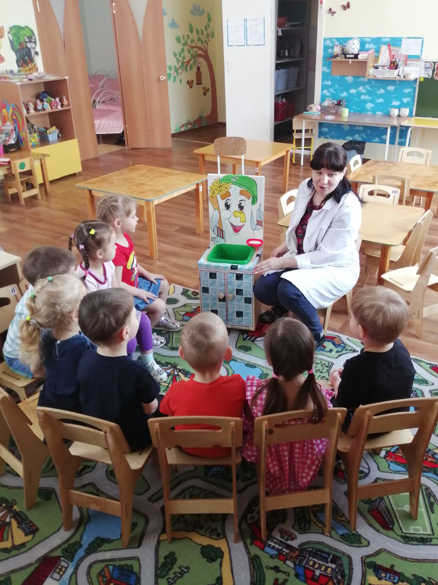 Нянечка в детский сад. Детский сад олененок мичуринск. Форма няни в детском саду. Коллектив педагогов детского сада. Коллектив детского сада.