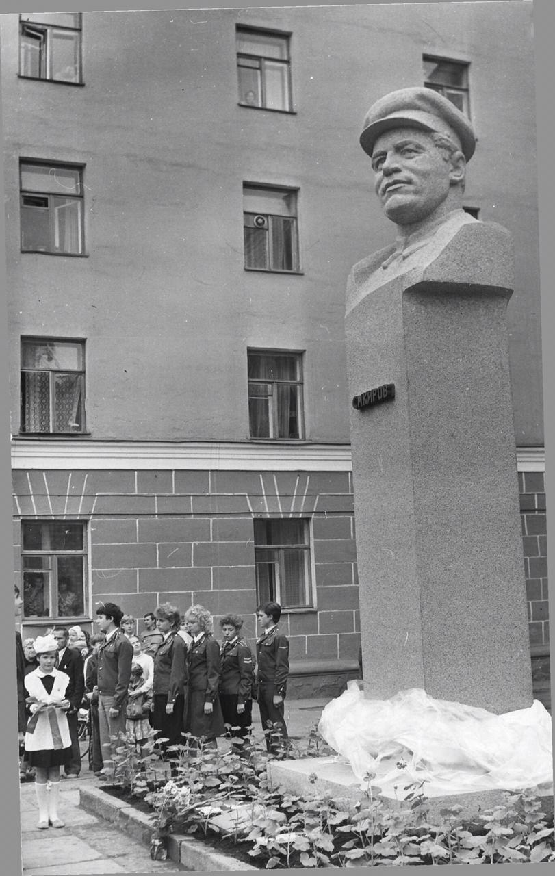 памятник Кирову архив.jpg