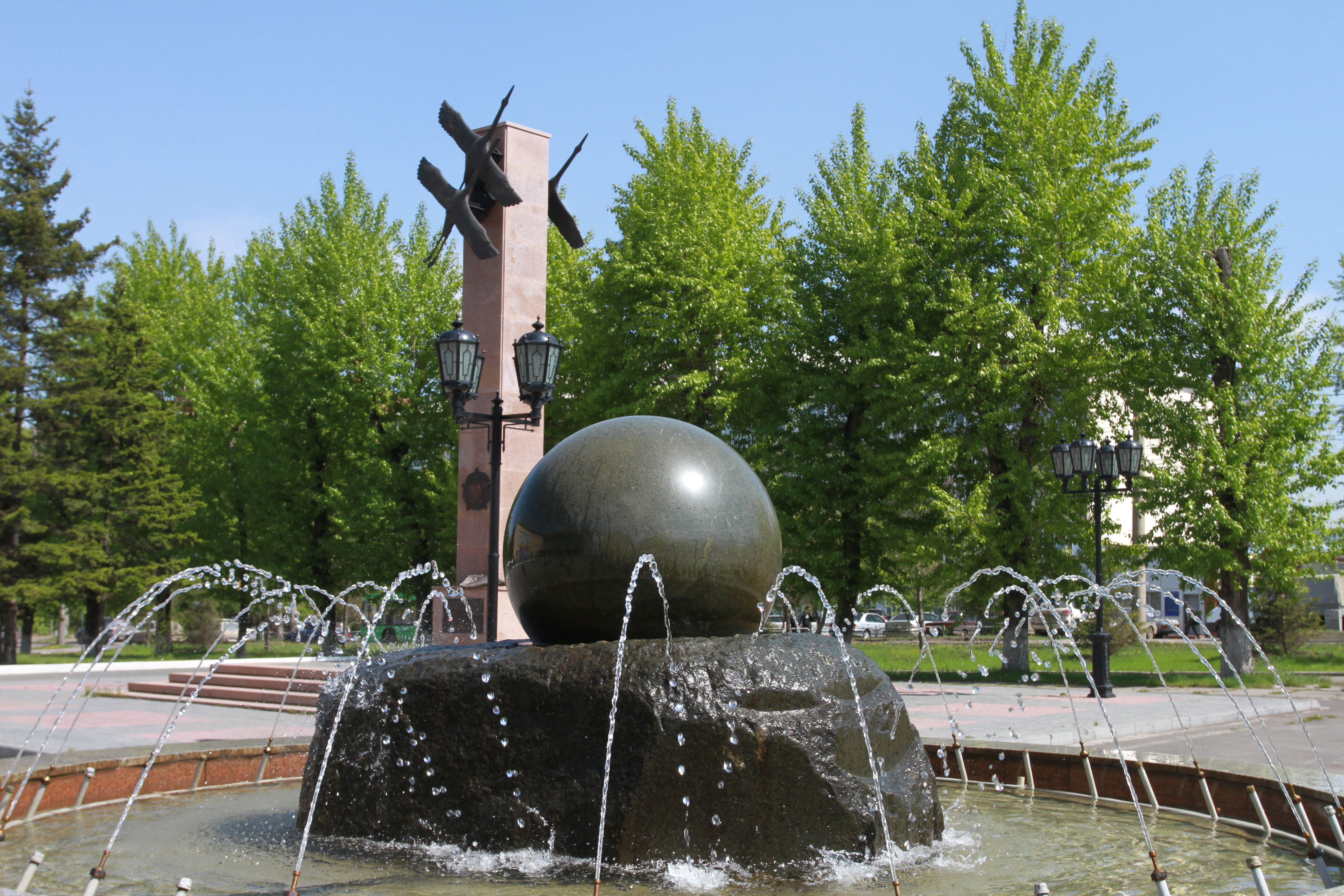 ГорДК памятник войнам.JPG